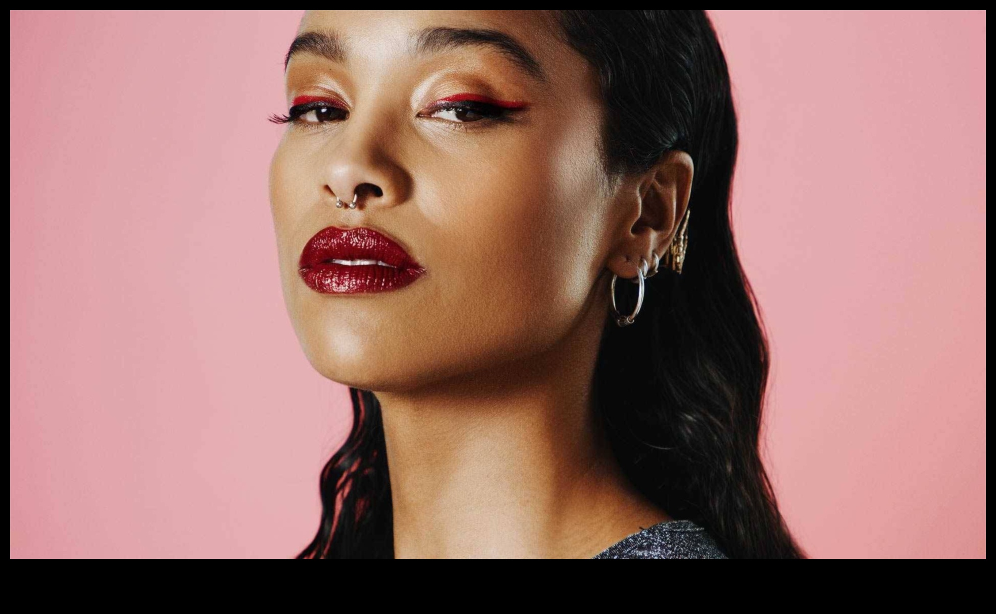 Vakara šiks: liela kontrasta skaistuma izpēte grima stilos