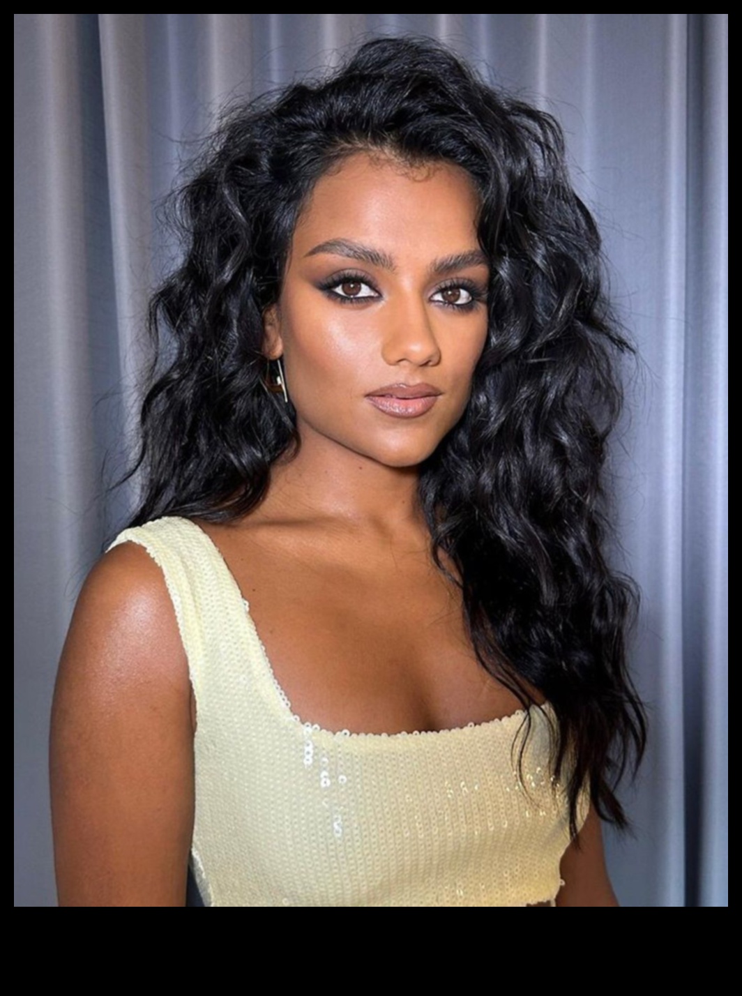 Vakara šiks: liela kontrasta skaistuma izpēte grima stilos