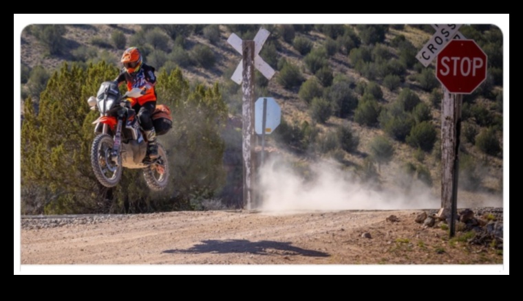 Piedzīvojums gaida: bezceļu saviļņojums ar divu sporta veidu motocikliem