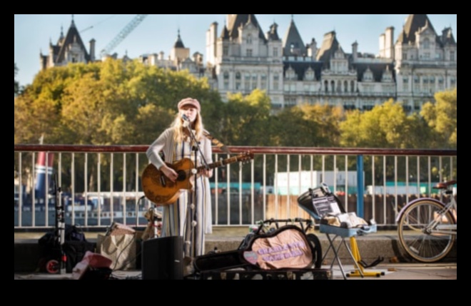 Busker's Bliss: muzikāli mirkļi sabiedriskā transporta rosībā