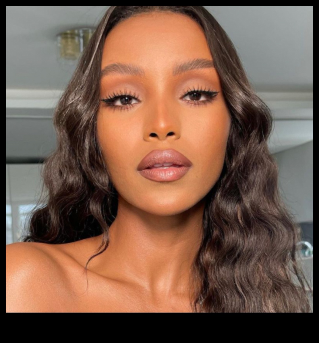 Drosmīgs vaigu sārtums, smalks mirdzums: panāk mirdzumu, izmantojot glam grima paņēmienus