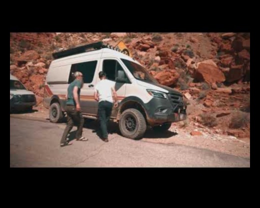 Aiz ietves: aizraušanās bezceļa apstākļos ar 4x4 furgoniem
