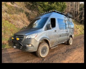 Aiz ietves: aizraušanās bezceļa apstākļos ar 4x4 furgoniem