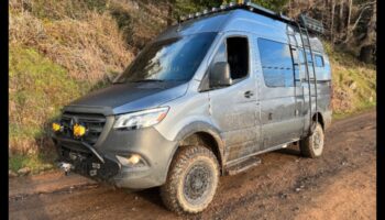 Aiz ietves: aizraušanās bezceļa apstākļos ar 4x4 furgoniem