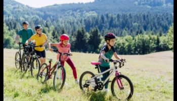 Divu riteņu pasakas: personīgi stāsti no kaislīgiem riteņbraucējiem