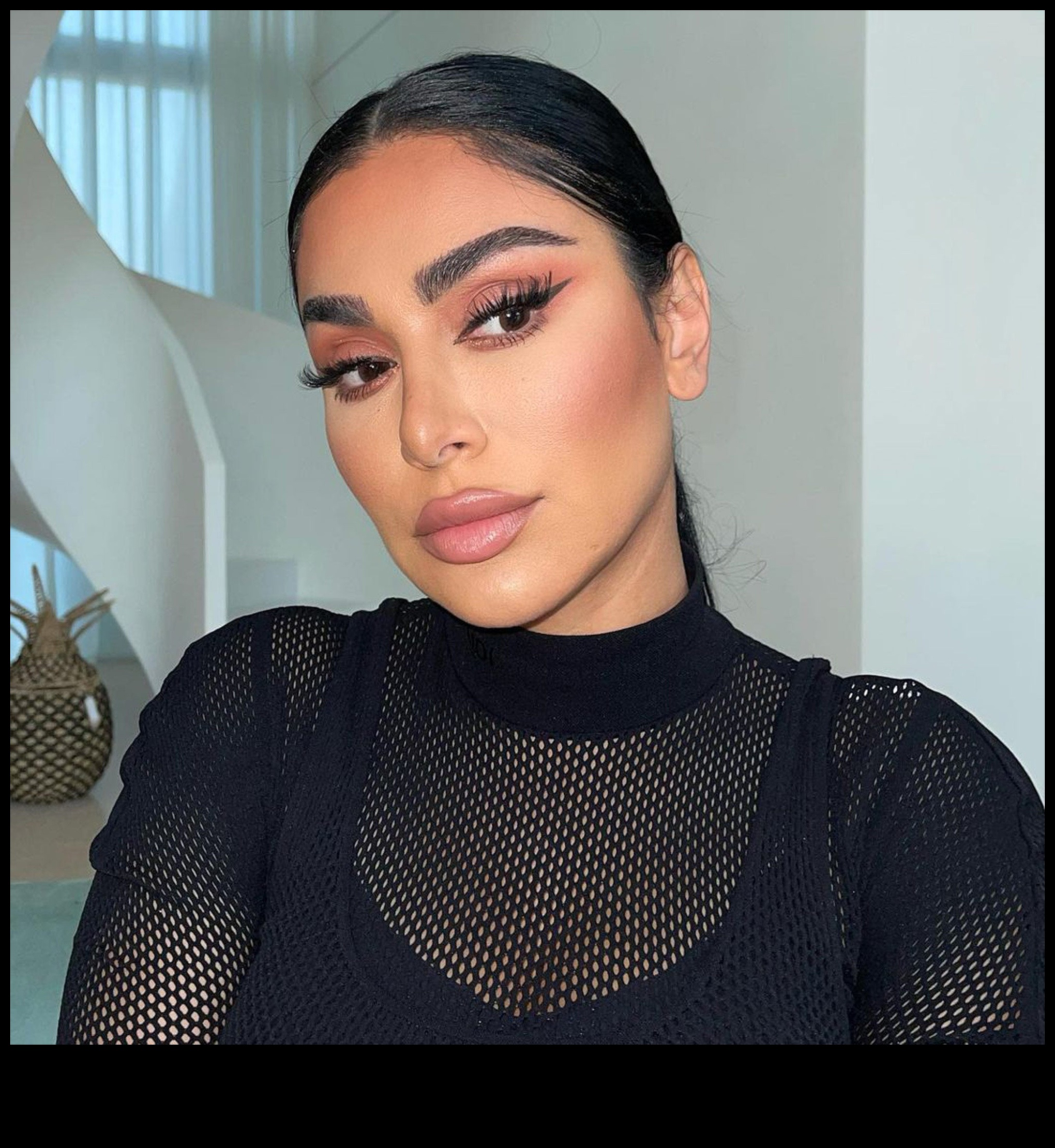 Drosmīgs vaigu sārtums, smalks mirdzums: panāk mirdzumu, izmantojot glam grima paņēmienus