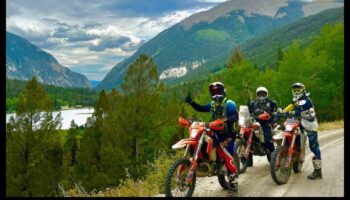 Piedzīvojums gaida: bezceļu saviļņojums ar divu sporta veidu motocikliem